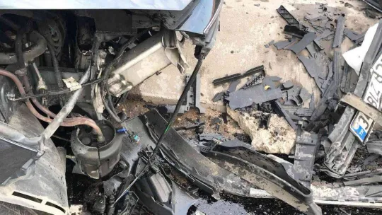 Yol ayrımında bariyerlere çarptı: 3'ü çocuk 6 yaralı