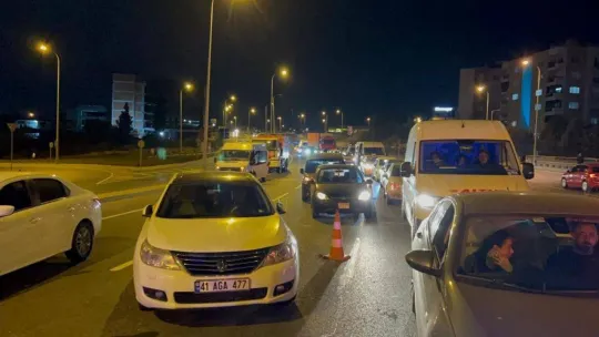 Yol çalışmasını geç fark etti, sürücünün kontrolünden çıkan hafif ticari araç takla attı