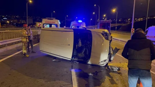 Yol çalışmasını geç fark etti, sürücünün kontrolünden çıkan hafif ticari araç takla attı