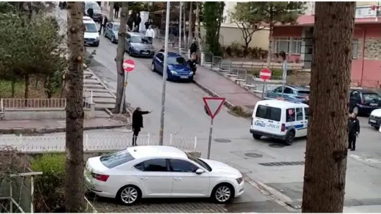 Yol ortasında eski eşine kurşun yağdırdı