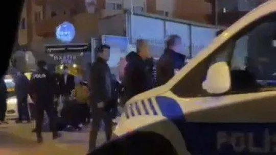 Yol ortasında yürüyen alkollü kişileri döverek yere böyle serdiler