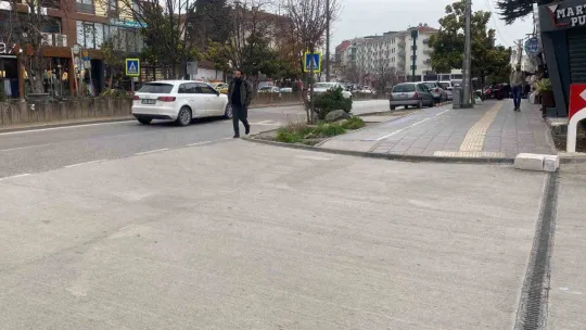 Yol ortasında yürüyen alkollü kişileri döverek yere böyle serdiler