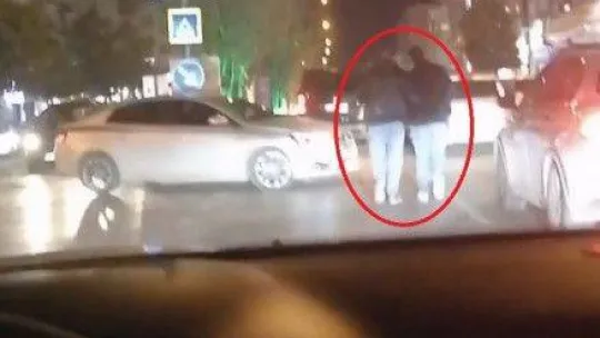 Yol ortasında yürüyen alkollü kişileri döverek yere böyle serdiler