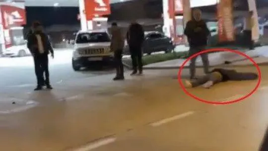 Yol ortasında yürüyen alkollü kişileri döverek yere böyle serdiler