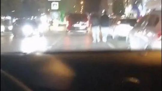 Yol ortasında yürüyen alkollü kişileri döverek yere böyle serdiler