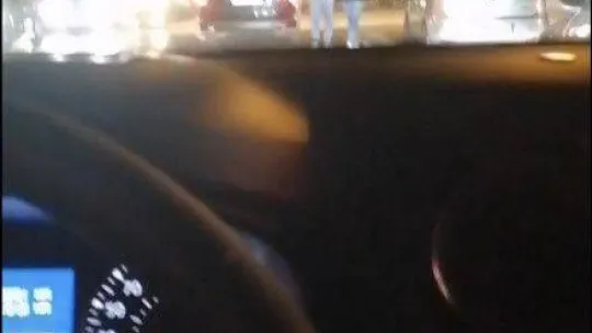 Yol ortasında yürüyen alkollü kişileri döverek yere böyle serdiler