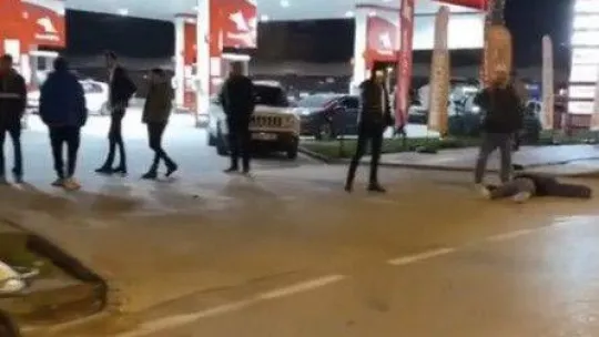 Yol ortasında yürüyen alkollü kişileri döverek yere böyle serdiler