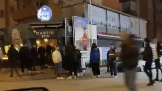 Yol ortasında yürüyen alkollü kişileri döverek yere böyle serdiler