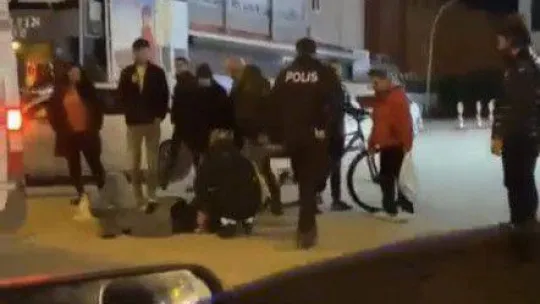 Yol ortasında yürüyen alkollü kişileri döverek yere böyle serdiler