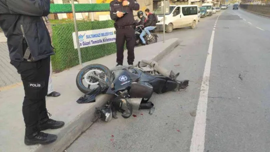 Yolcu almak için yanaşan ticari taksiye motosiklet sürücüsü çarptı: 1 yaralı