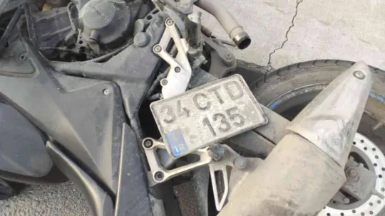 Yolcu almak için yanaşan ticari taksiye motosiklet sürücüsü çarptı: 1 yaralı