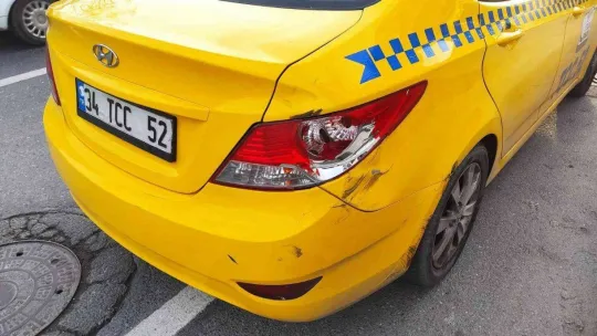 Yolcu almak için yanaşan ticari taksiye motosiklet sürücüsü çarptı: 1 yaralı