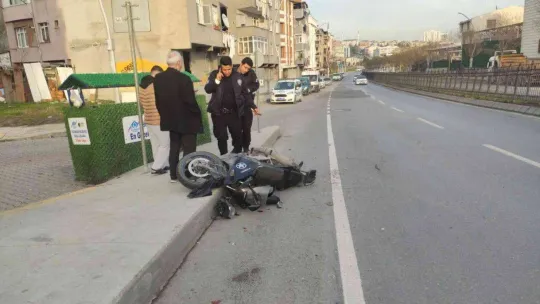 Yolcu almak için yanaşan ticari taksiye motosiklet sürücüsü çarptı: 1 yaralı