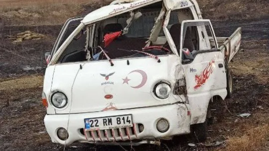 Yolcu minibüsü ile kamyonet çarpıştı: 8 yaralı