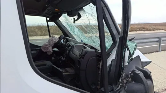 Yolcu minibüsü ile kamyonet çarpıştı: 8 yaralı