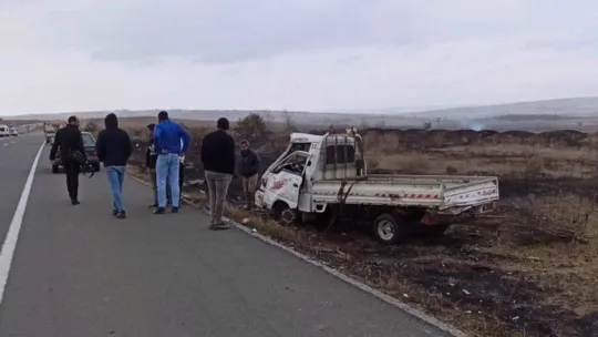 Yolcu minibüsü ile kamyonet çarpıştı: 8 yaralı