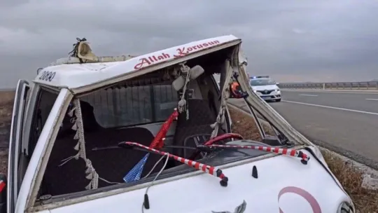 Yolcu minibüsü ile kamyonet çarpıştı: 8 yaralı