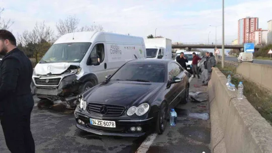 Yolda gezen köpek kazaya neden oldu: 3 yaralı