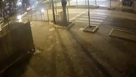 Yoldan çıkan otomobil binanın en alt katına uçtu