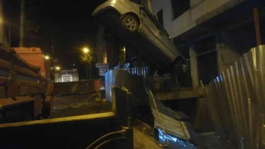 Yoldan çıkan otomobil binanın en alt katına uçtu