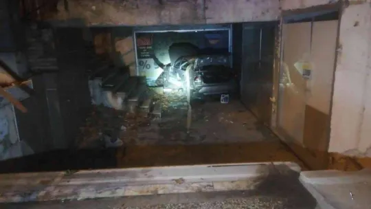 Yoldan çıkan otomobil binanın en alt katına uçtu