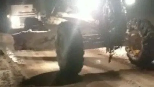 Yoldan çıkan tırın yardımına ekipler koştu