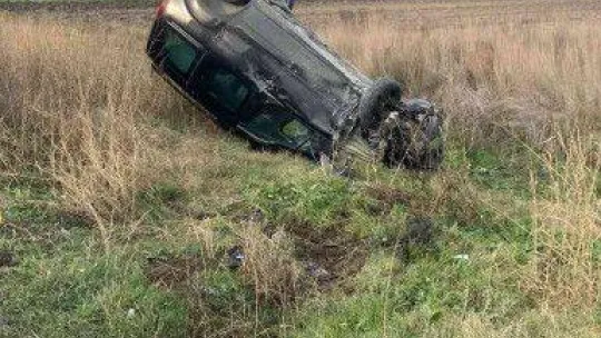 Yoldan çıkıp takla attı: 2 yaralı