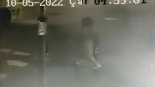 Yolun karşısına geçen kadına hafriyat kamyonu çarptı