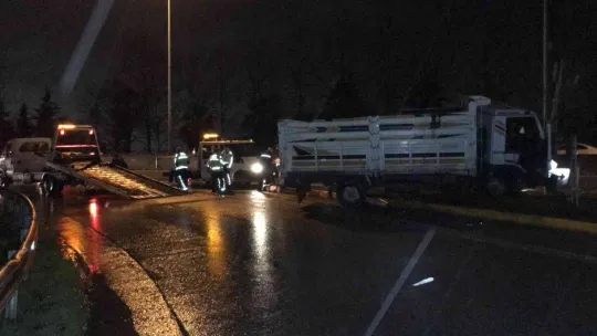 Yön tabelasının direğine çarptı: 2 yaralı