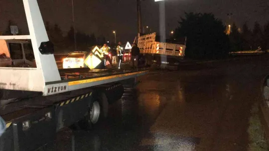 Yön tabelasının direğine çarptı: 2 yaralı