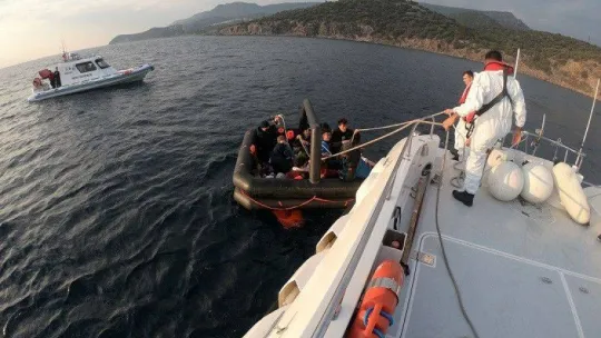 Yunan unsurları tarafından ölüme terk edilen 61 kaçak göçmen kurtarıldı