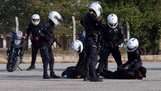 Yunus timlerinin gösterisi nefes kesti