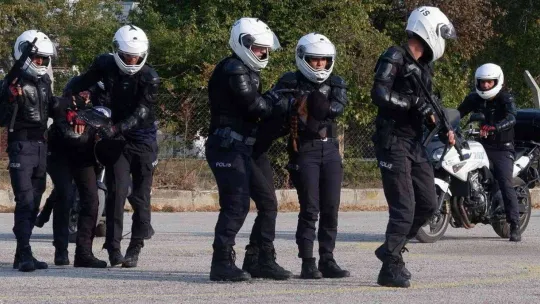 Yunus timlerinin gösterisi nefes kesti