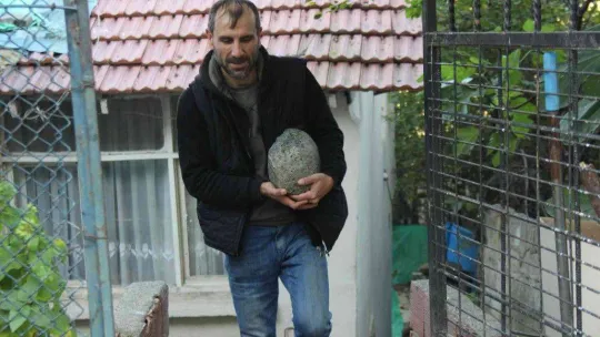 Yürürken bulduğu 11 kiloluk taşın uzaydan geldiğini düşünüyor