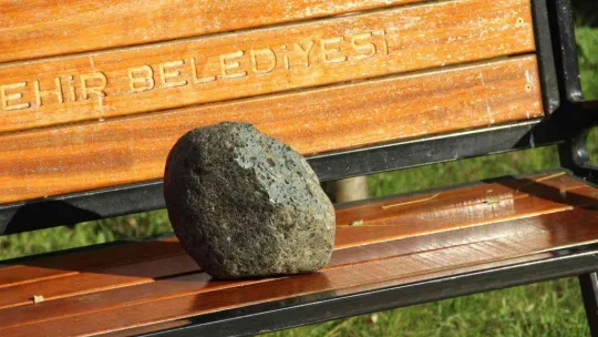 Yürürken bulduğu 11 kiloluk taşın uzaydan geldiğini düşünüyor