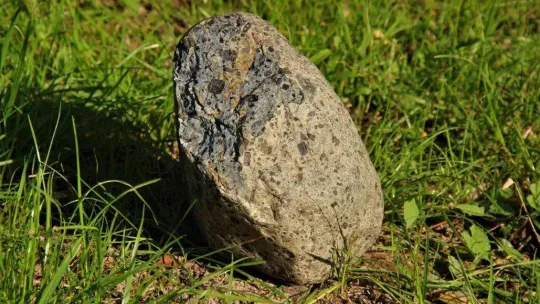 Yürürken bulduğu 11 kiloluk taşın uzaydan geldiğini düşünüyor