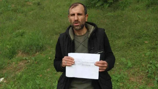 Yürürken bulduğu 11 kiloluk taşın uzaydan geldiğini düşünüyor