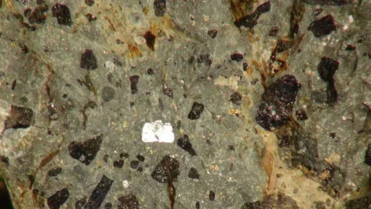 Yürürken bulduğu 11 kiloluk taşın uzaydan geldiğini düşünüyor