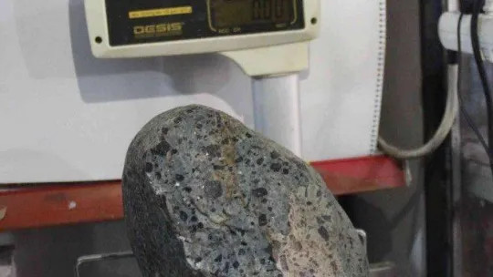 Yürürken bulduğu 11 kiloluk taşın uzaydan geldiğini düşünüyor