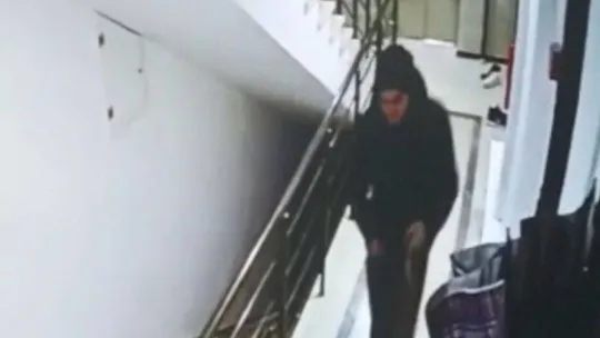 Yürüyerek geldi, ayakkabıları ve bisikleti çalarak kaçtı