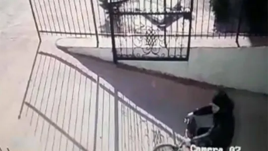Yürüyerek geldi, ayakkabıları ve bisikleti çalarak kaçtı