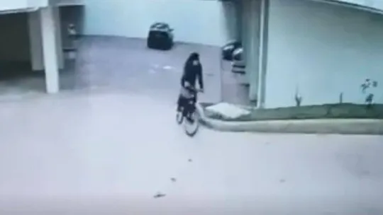 Yürüyerek geldi, ayakkabıları ve bisikleti çalarak kaçtı