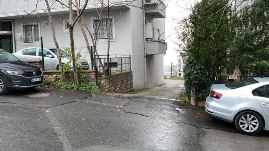 Yürüyerek geldi, ayakkabıları ve bisikleti çalarak kaçtı