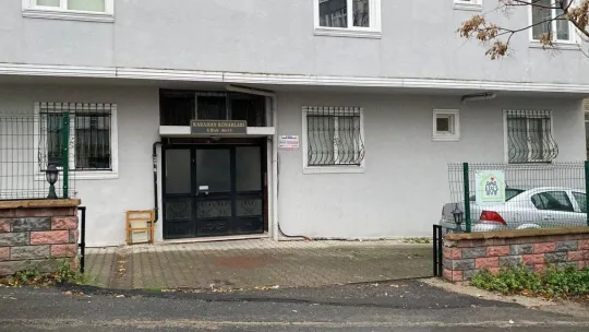 Yürüyerek geldi, ayakkabıları ve bisikleti çalarak kaçtı