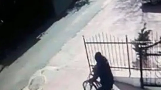 Yürüyerek geldi, ayakkabıları ve bisikleti çalarak kaçtı