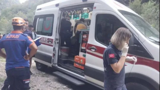 Yürüyüş için gittiği kanyonda omzu çıkan vatandaşa kurtarma operasyonu