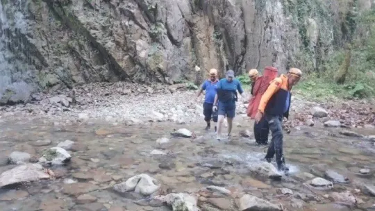 Yürüyüş için gittiği kanyonda omzu çıkan vatandaşa kurtarma operasyonu