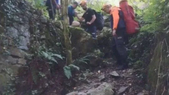 Yürüyüş için gittiği kanyonda omzu çıkan vatandaşa kurtarma operasyonu