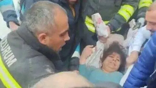 Yusuf bebek 36 saat sonra kardeşi ve annesiyle birlikte kurtarıldı