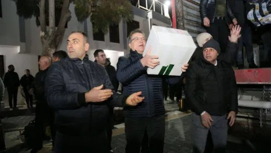 Yüzlerce gönüllü yardım malzemelerini taşımak için insan zinciri oluşturdu